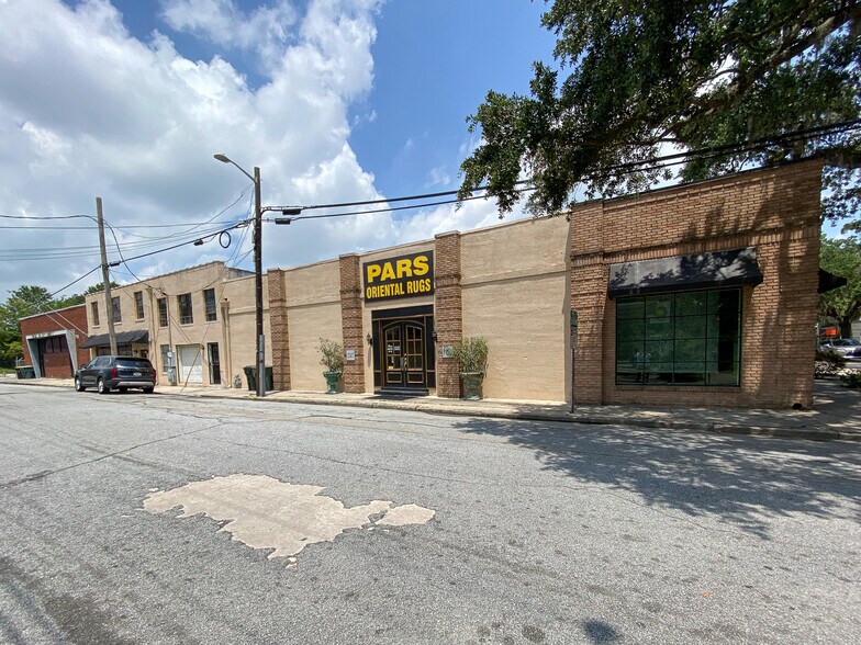 More Photos Of 120 E 42nd St, Savannah Bar For Lease
