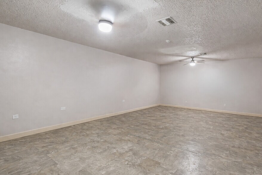 More Photos Of 827 Casey St, Channelview Flex For Sale