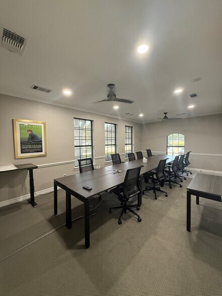 More Photos Of 2124 Parkwood Dr, Bedford Office For Sale