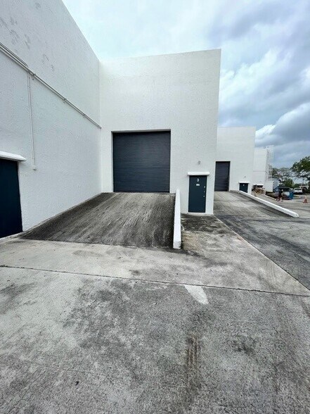 More Photos Of 990 S Rogers Cir, Boca Raton Manufacturing For Lease