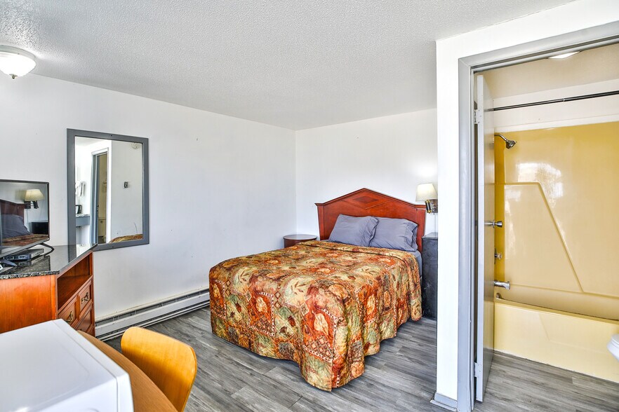 More Photos Of 2102 E Main St, Albert Lea Hotel For Sale
