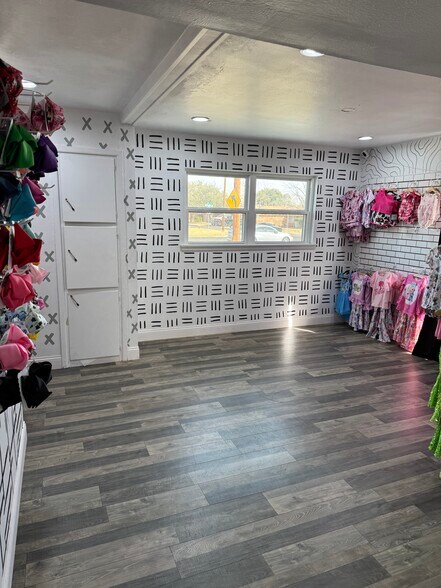 More Photos Of 2404 Oakwood Dr, Odessa Storefront For Sale