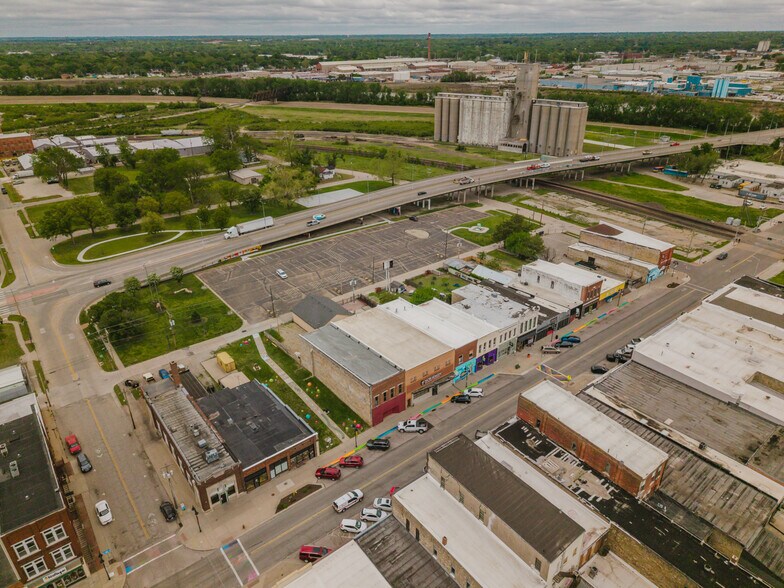 More Photos Of 830 N Kansas Ave, Topeka Bar For Sale