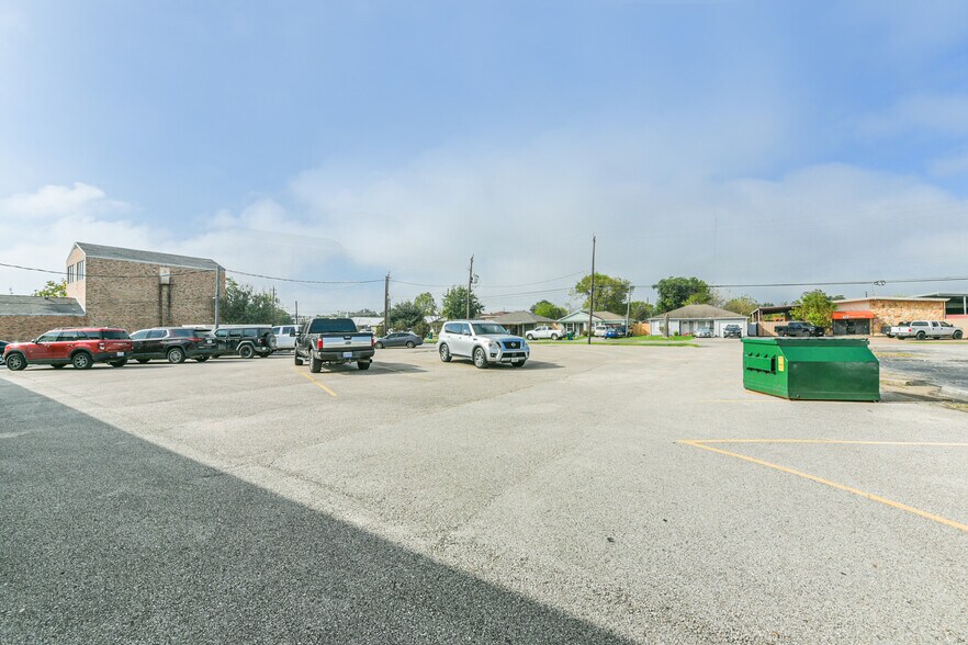 More Photos Of 1022-1024 Pasadena Blvd, Pasadena Medical For Lease