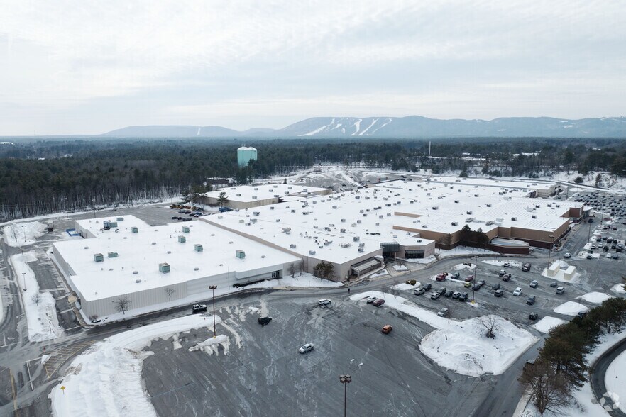 More Photos Of 578 Aviation Rd, Queensbury Unknown For Lease