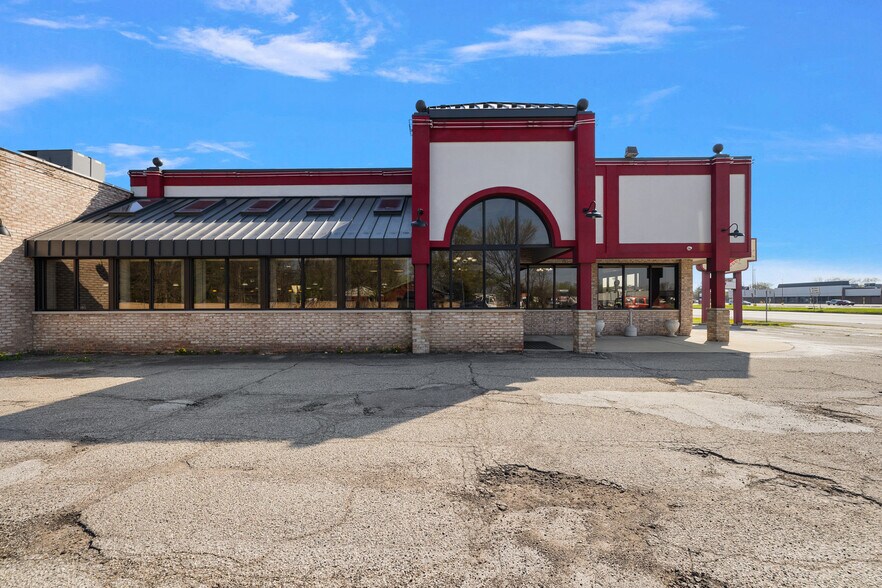 More Photos Of 37116 S Groesbeck Hwy, Clinton Township Restaurant For Sale