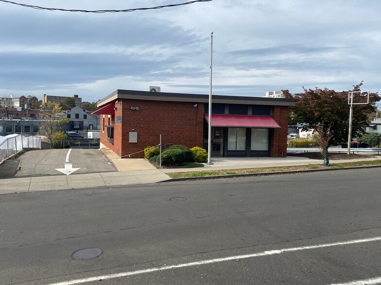 More Photos Of 30 S Water St, Greenwich Bank For Lease