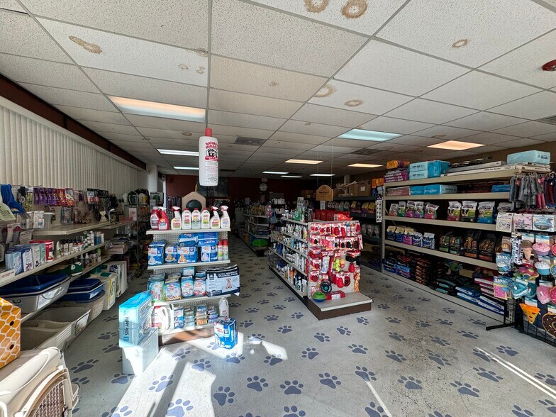 More Photos Of 333 Main St, Center Moriches Storefront For Lease
