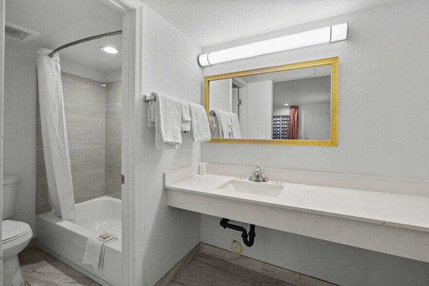 More Photos Of 4021 N 27th Ave, Phoenix Hotel For Sale