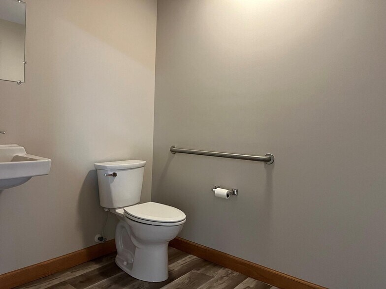 More Photos Of 2401 Beech St, Valparaiso Office For Sale