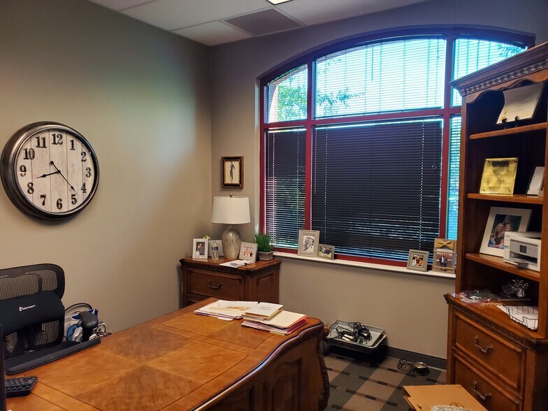 More Photos Of 9019 Overlook Blvd, Brentwood Office For Lease