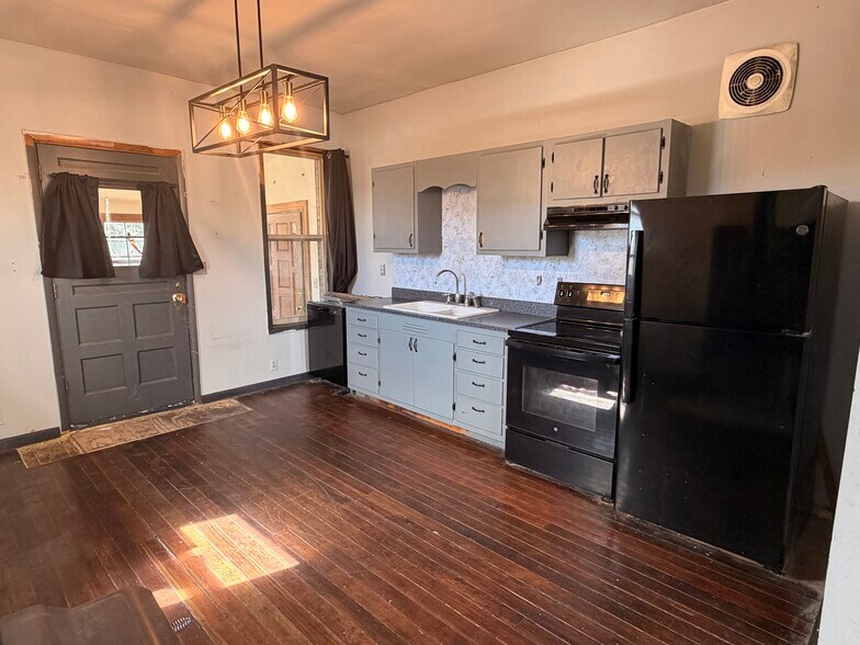 More Photos Of 1005 1st St, Moro Freestanding For Sale