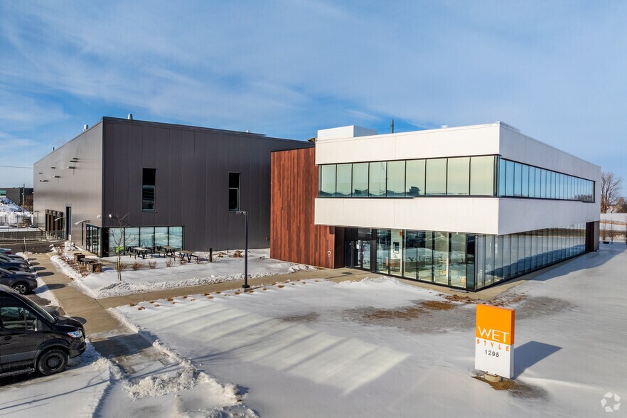 More Photos Of 1295 Rue René-Descartes, Saint-Bruno-De-Montarville Showroom For Lease