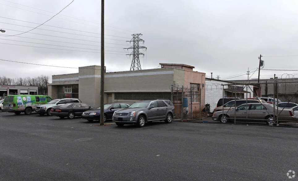 Primary Photo Of 2504 N Tryon St, Charlotte Warehouse For Sale