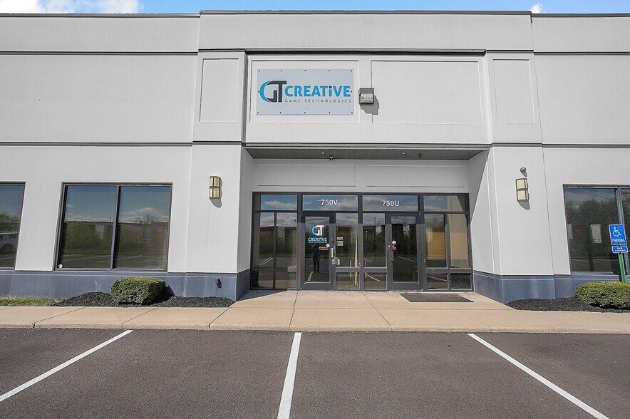 More Photos Of 750 Cross Pointe Rd, Gahanna Warehouse For Lease
