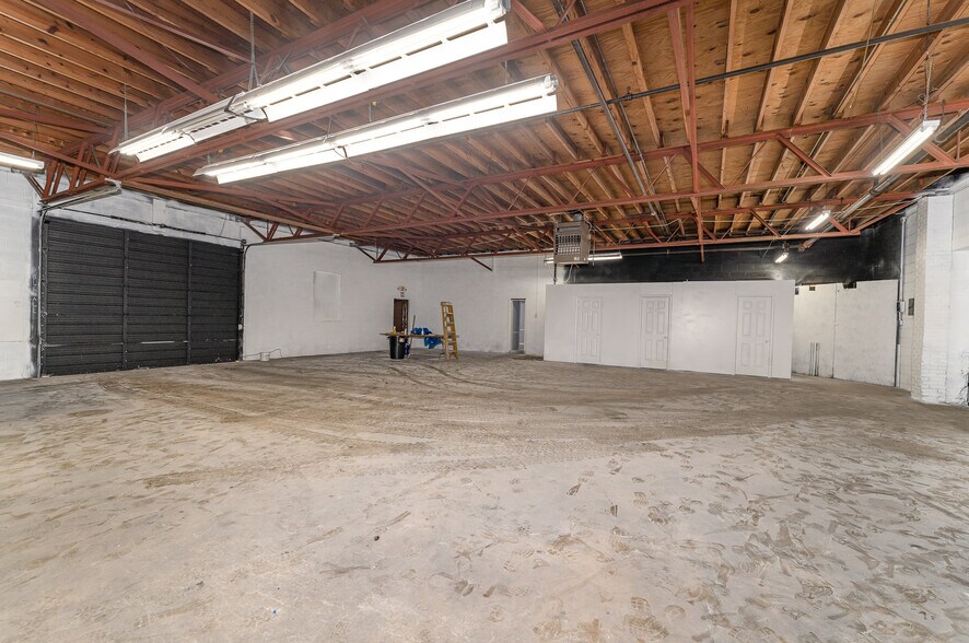 More Photos Of 314 Mandustry St, High Point Warehouse For Lease