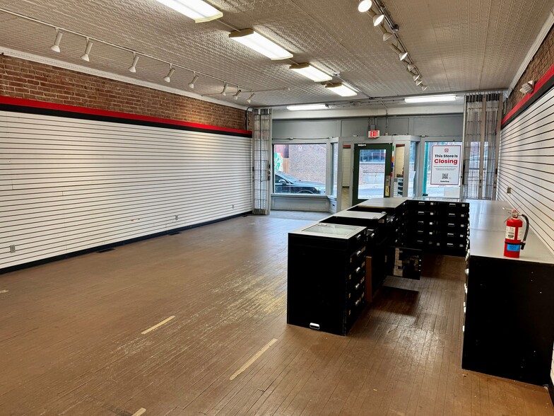 More Photos Of 900 Westport Rd, Kansas City Storefront Retail Office For Lease