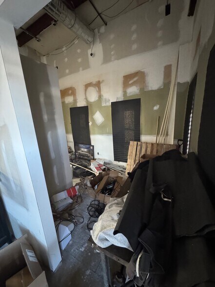 More Photos Of 2370 Covington Cv, Memphis Auto Repair For Lease