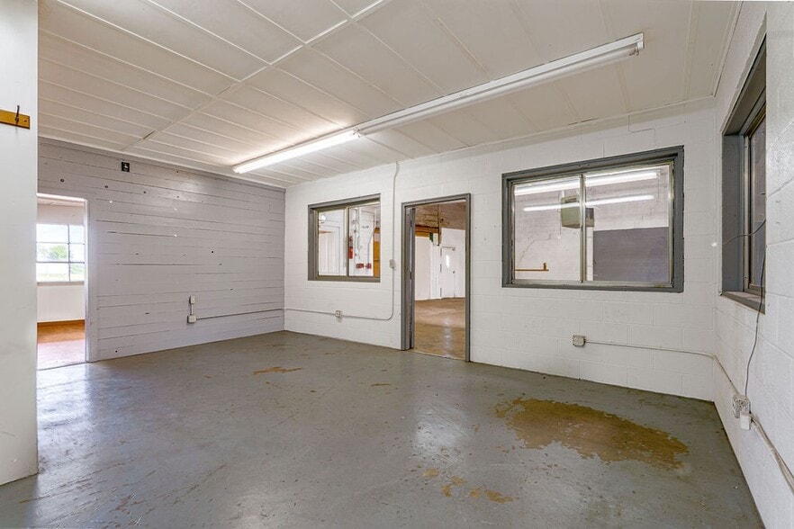 More Photos Of 1214 College St, Clarksville Warehouse For Lease