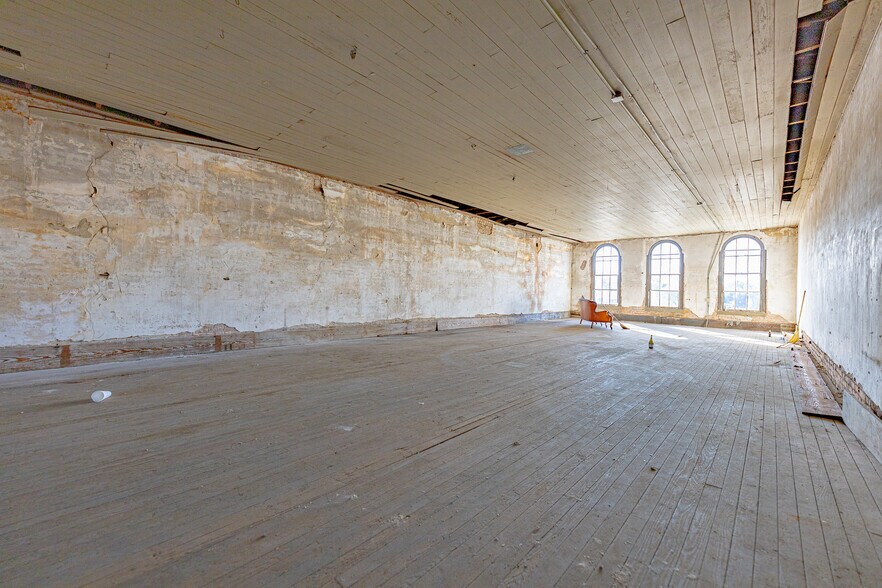 More Photos Of 111 7th St, Shiner Storefront For Sale