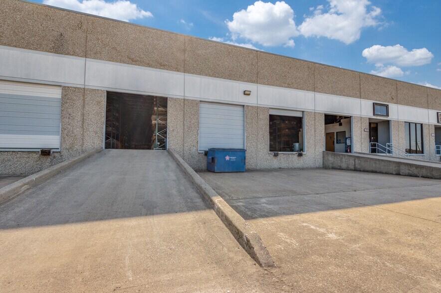 More Photos Of 1922-1938 N Great Southwest Pky, Grand Prairie Distribution For Lease