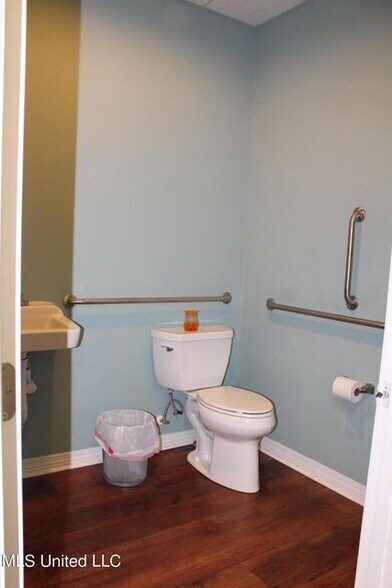 More Photos Of 4405 E Aloha Dr, Diamondhead Storefront Retail Office For Lease