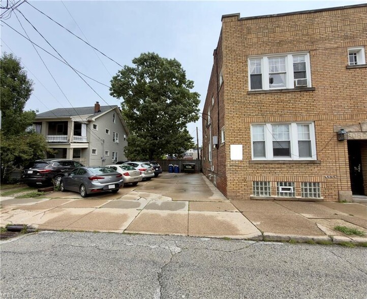 More Photos Of 17020 Madison Ave, Lakewood Flex For Sale
