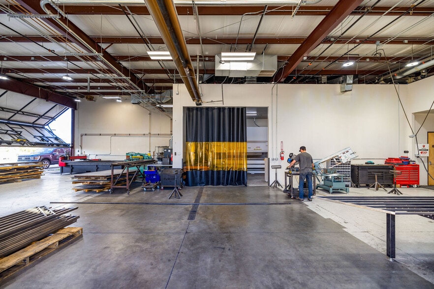 More Photos Of 3040 Airport Dr, Erie Flex For Sale