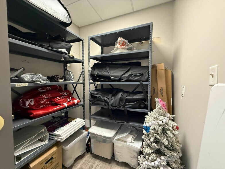 More Photos Of 2101 W Chesterfield Blvd, Springfield Office For Sale