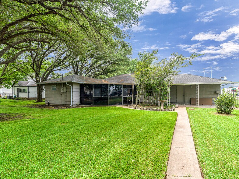 More Photos Of 1105 San Jacinto St, Rosenberg Office For Sale