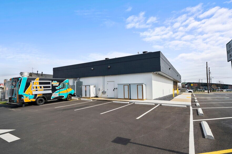 More Photos Of 4711 W Broad St, Richmond Freestanding For Lease