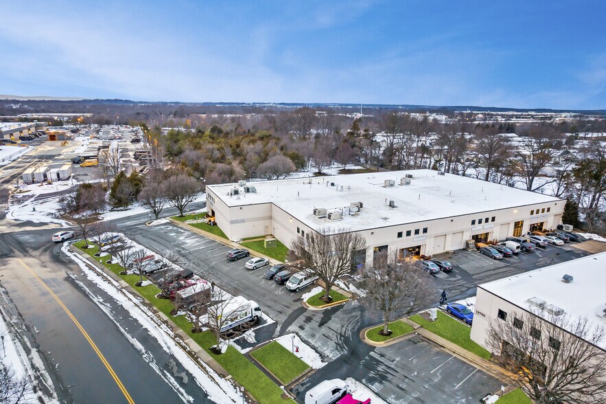 More Photos Of 14740 Flint Lee Rd, Chantilly Light Manufacturing For Lease