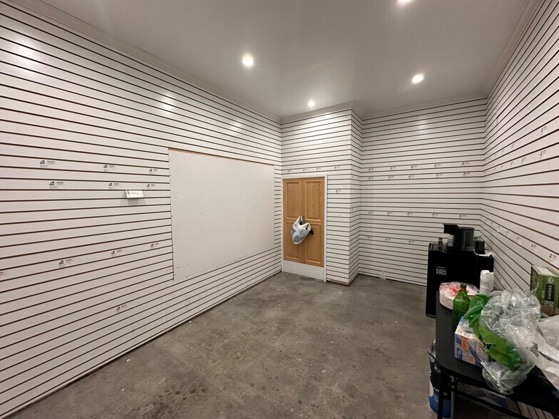 More Photos Of 9036 Owensmouth Ave, Canoga Park Manufacturing For Lease