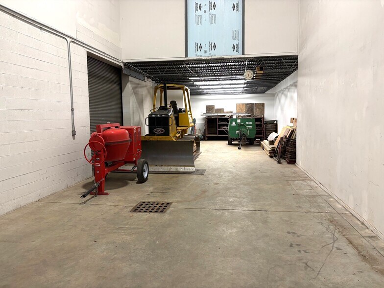 More Photos Of 119 Hawley Rd, Oxford Warehouse For Lease