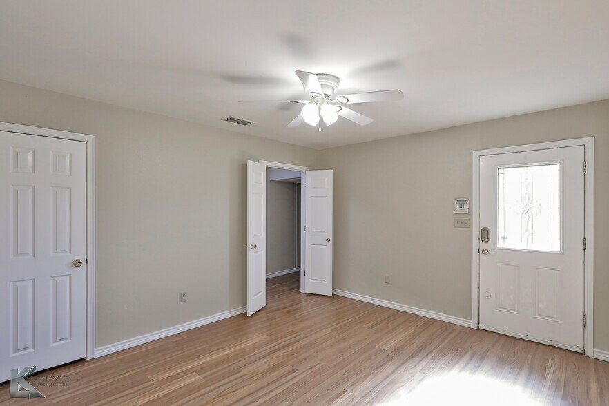 More Photos Of 2810 S 27th St, Abilene Office For Sale