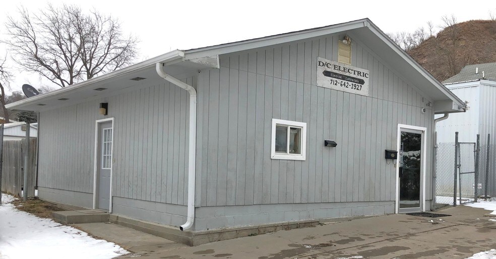 Primary Photo Of 501 N 1st St, Missouri Valley Light Manufacturing For Sale