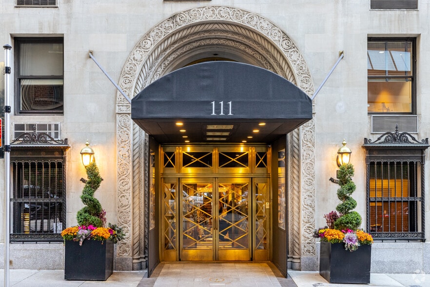 Primary Photo Of 111 E 56th St, New York Hotel For Lease