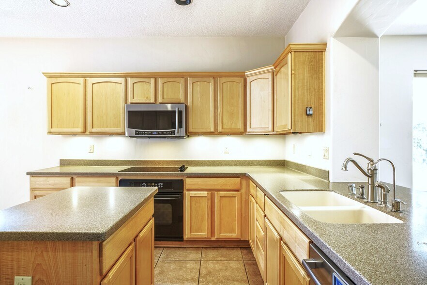More Photos Of 4316 Beresford Ln Nw, Albuquerque Flex For Sale