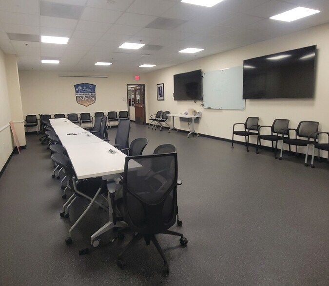 More Photos Of 635 W Valley Blvd, Bloomington Truck Terminal For Sale
