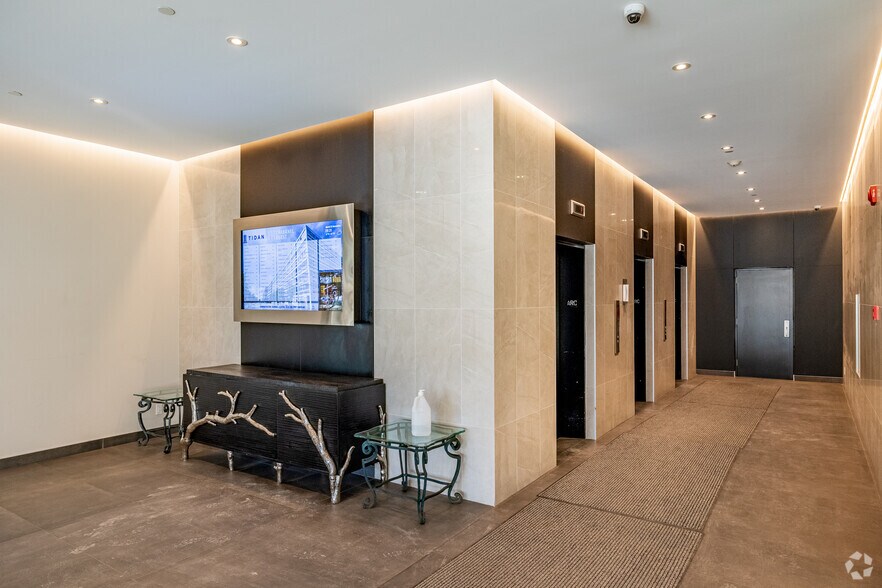 More Photos Of 111 Rue Chabanel O, Montréal Office For Lease