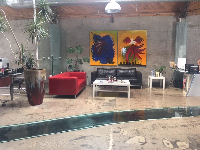 More Photos Of 2509 N Ontario St, Burbank Flex For Lease