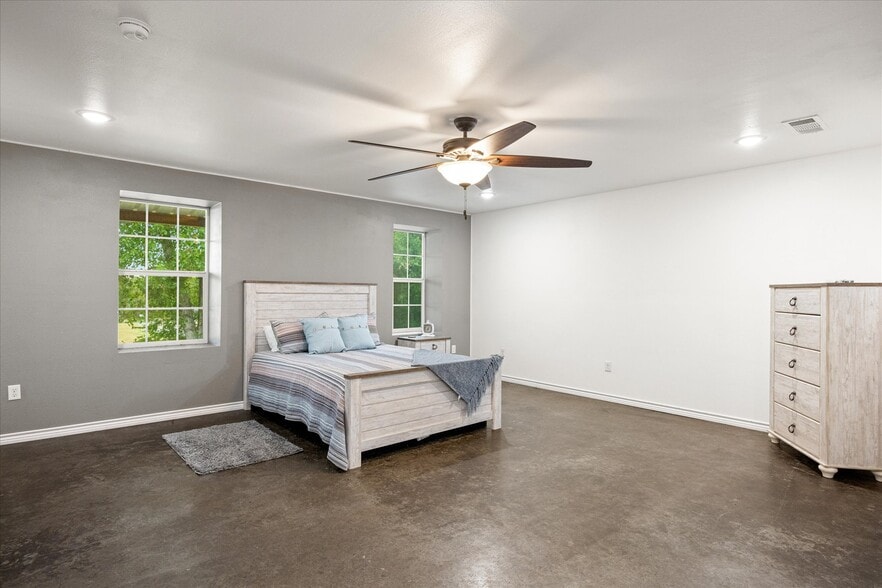 More Photos Of 1817 S Morgan St, Granbury Auto Dealership For Sale