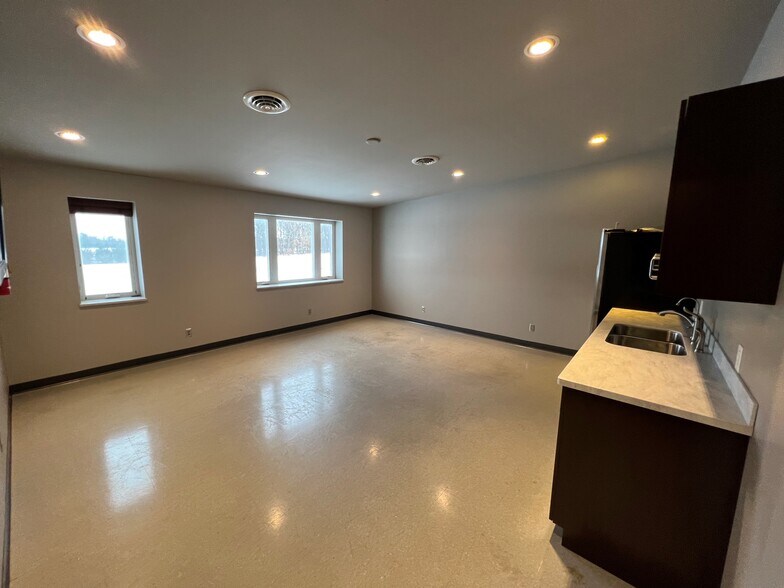 More Photos Of 616A-622 S Main St, Hebron Warehouse For Lease