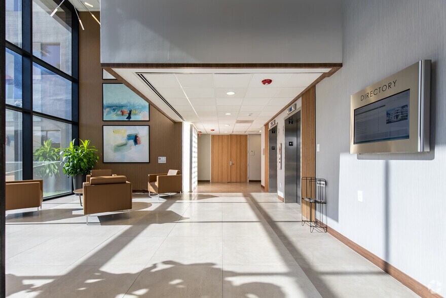 More Photos Of 8100 Oak Ln, Miami Lakes Office For Lease