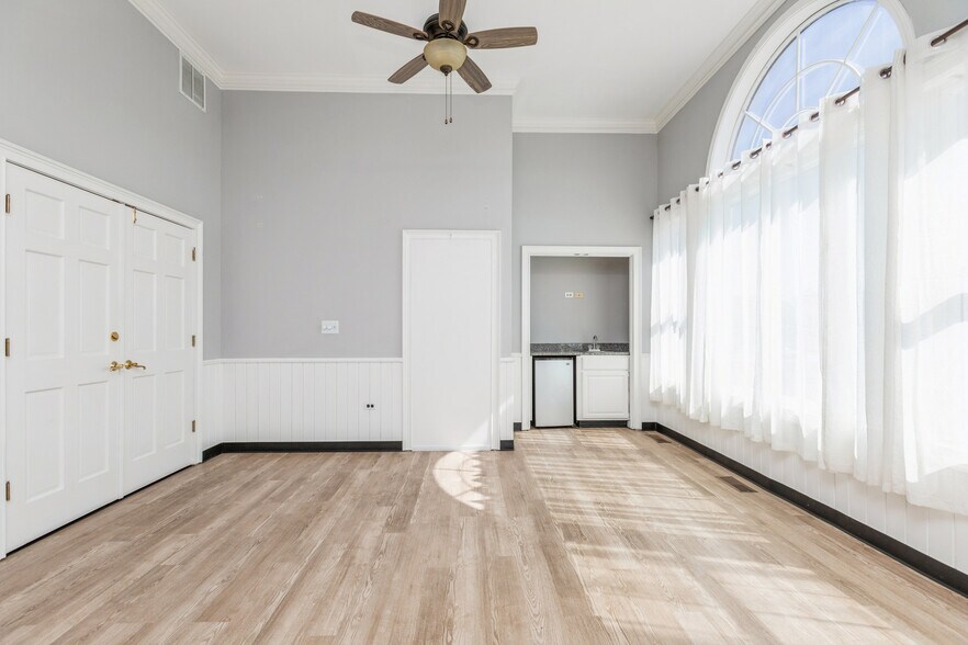 More Photos Of 509 W Old Northwest Highway, Barrington Office Residential For Lease