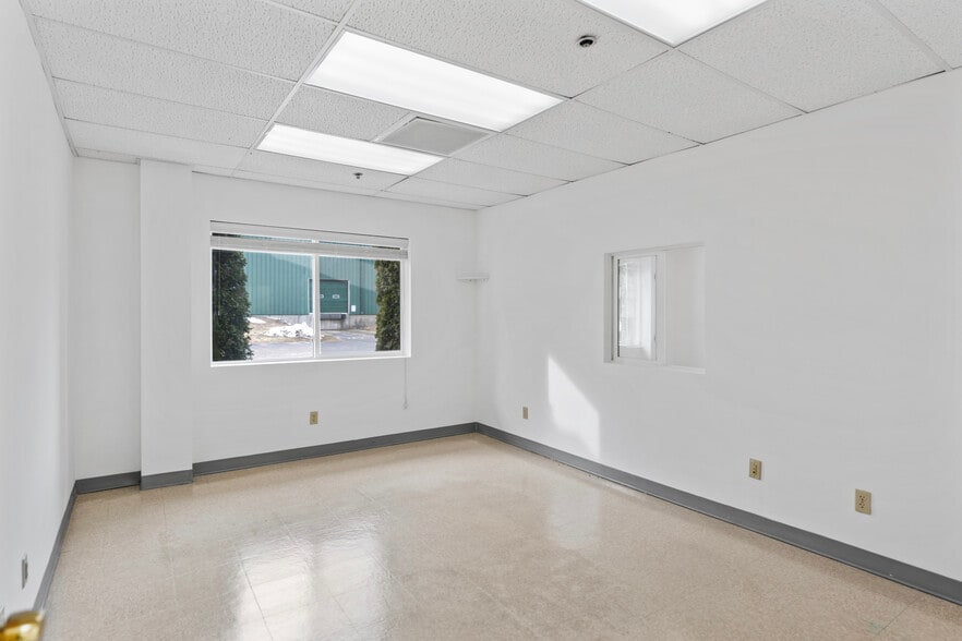 More Photos Of 27 Kent St, Ballston Spa Warehouse For Lease