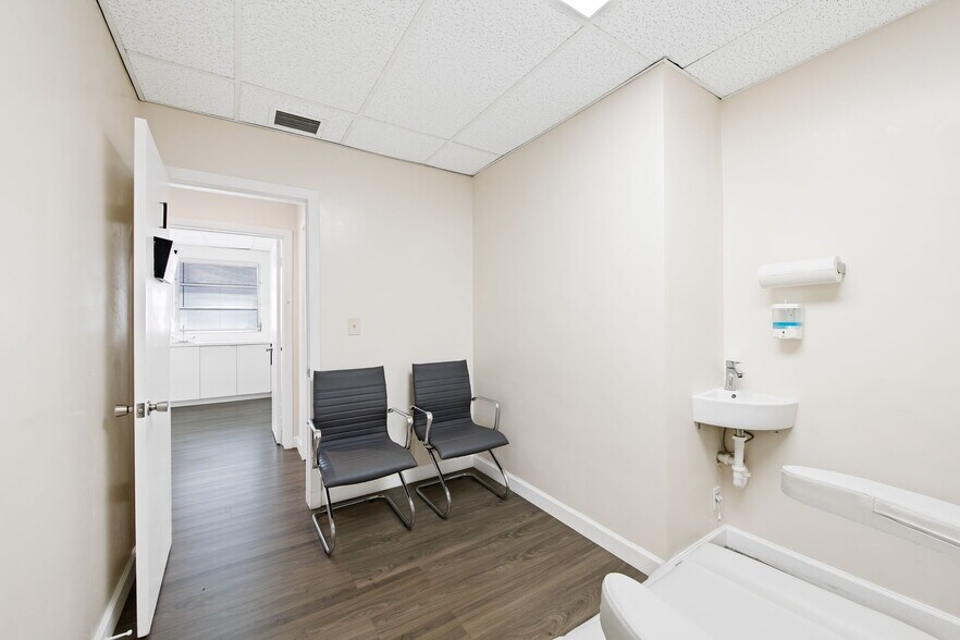 More Photos Of 1130 Bayview Dr, Fort Lauderdale Medical For Lease