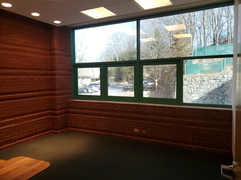 More Photos Of 263 Glenville Rd, Greenwich Storefront Retail Office For Lease