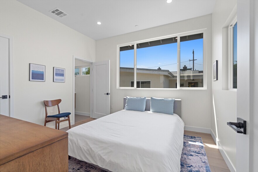More Photos Of 705 6th Ave, Venice Apartments For Sale
