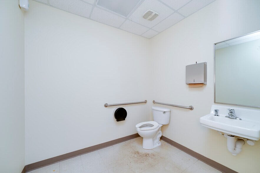 More Photos Of 4611 Ivey Dr, Macon-Bibb Office For Lease